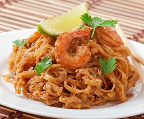 Stir-Fried noodles with prawns und vegetables