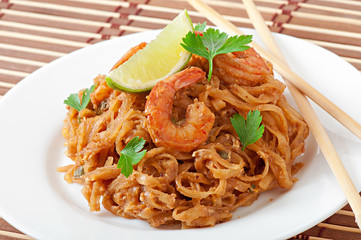 Stir-Fried noodles with prawns und vegetables