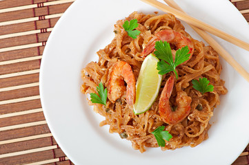 Stir-Fried noodles with prawns und vegetables