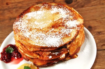 Eierkuchen gezuckert - gestapelt