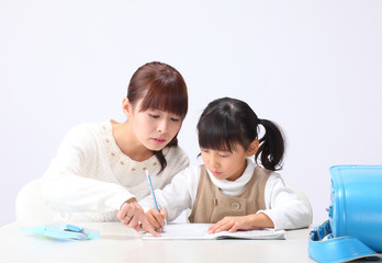 勉強する女の子とお母さん