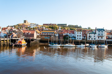 Obraz premium Malowniczy widok na miasto i opactwo Whitby w North Yorkshire w Wielkiej Brytanii