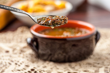 Zuppa di lenticchie nel coccio sul tavolo