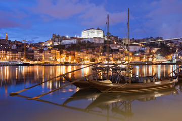 Fototapeta premium Cty of Porto at Night in Portugal