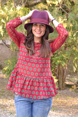 joven mujer latina en primavera.