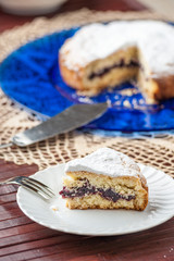 Fetta di torta pastcasalinga farcita con marmellata su un piatto