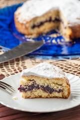 Fetta di torta pastcasalinga farcita con marmellata su un piatto