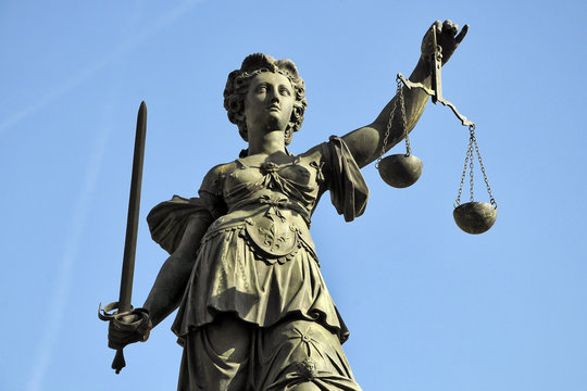 Justitiabrunnen mit Bronzestatue der r&ouml;mischen Gerechtigkeitsg&ouml;ttin auf dem R&ouml;merberg in Frankfurt am Main