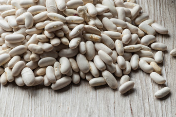 Fagioli canellini  bianchi secchi su un tavolo