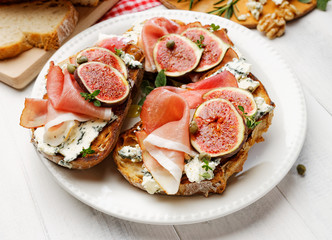 Bruschetta with blue cheese, smoked ham and fresh figs