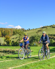 Fototapeta na wymiar Senioren-Paar beim Radfahren