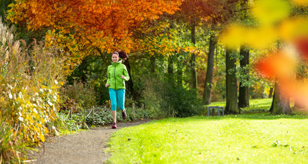 Obraz premium Young woman running and listening to music.
