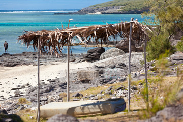 abri de paille contre le soleil et nasses de pêche