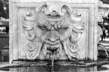 mascherone in travertino