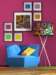 Blauer Sessel mit bunter Lampe vor magentafarbener Wand