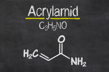 Schiefertafel mit der chemischen Formel von Acrylamid