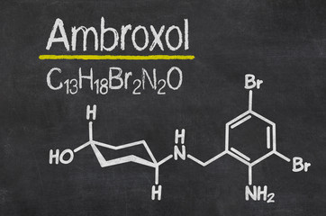 Schiefertafel mit der chemischen Formel von Ambroxol