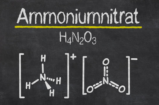 Schiefertafel mit der chemischen Formel von Ammoniumnitrat