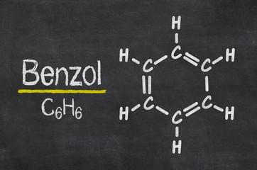 Schiefertafel mit der chemischen Formel von Benzol