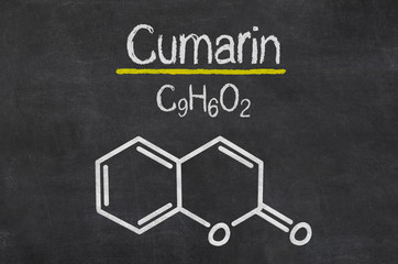 Schiefertafel mit der chemischen Formel von Cumarin