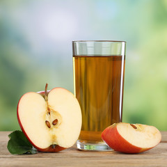 Gesunder Apfelsaft Getränk mit rotem Apfel im Herbst