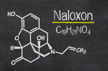 Schiefertafel mit der chemischen Formel von Naloxon