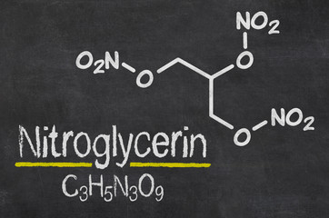 Schiefertafel mit der chemischen Formel von Nitroglycerin