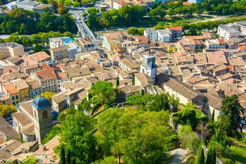Fototapeta premium Ville de Crest dans la Drôme