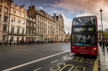 Foto op Canvas Moderne dubbeldekkerbus op een weg in Londen, Engeland, Groot-Brittannië, het UK © FredP