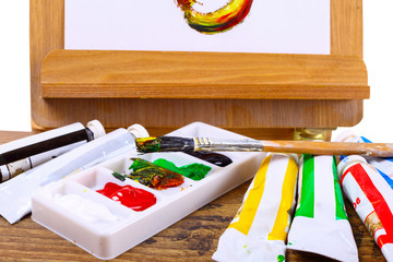 Acrylfarben auf einer Staffelei