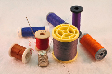 Bobines de fils de couleurs et d&eacute; de couturi&egrave;re