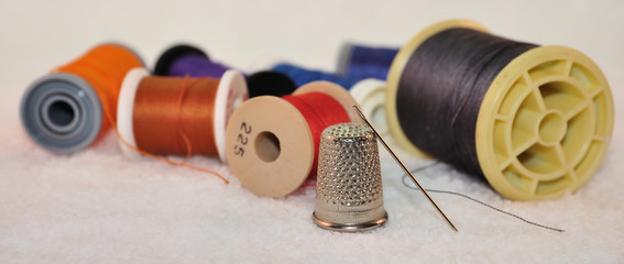 Gros plan sur un dé de couture et son aiguille