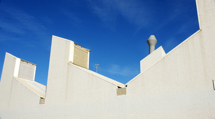 Fototapeta na wymiar Edificios blancos contra el cielo azul, Barcelona