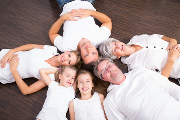 familie liegend auf dem parkett