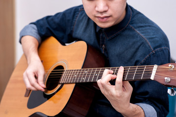 Acoustic guitarist