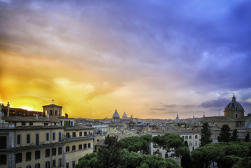 Naklejka premium Sunset over the rooftops of Rome