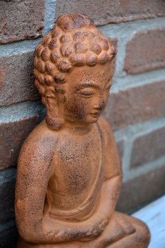 Close-up van standbeeld met stenen achtergrond
