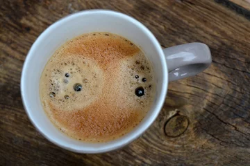 Tapeten Koffie mok op oud bruin hout © trinetuzun