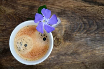 Foto auf Acrylglas koffiemok met een paarse bloem © trinetuzun