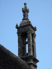 Fototapeta na wymiar Le clocher d'une basilique bretonne
