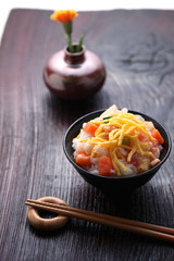 海鮮丼とテーブルイメージ