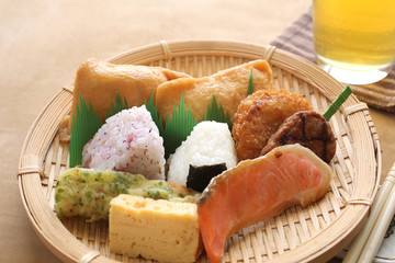 おにぎりのお弁当　イメージ