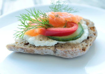 Wholemeal bread with salmon and fresh vegetables