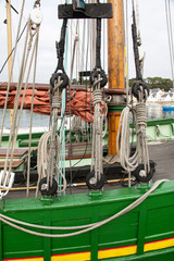  Vieux gréement dans le port d'Audierne, Bretagne, Finistère