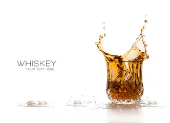 Fotobehang Whisky Splash geïsoleerd op witte achtergrond © Casther