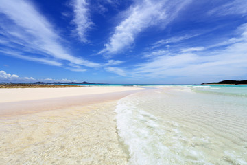 Obraz premium 美しい沖縄のビーチと夏空