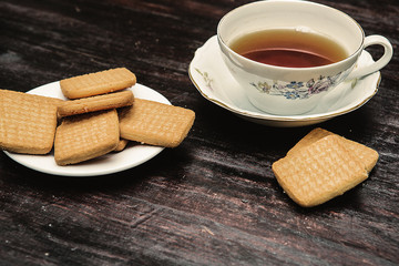 thè e biscotti a colazione