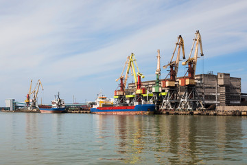 Obraz premium Handling of the vessel in port