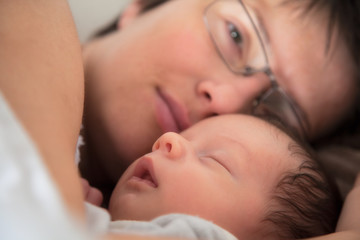 Obraz na płótnie Canvas Mother and newborn baby asleep