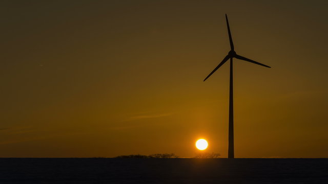 Sonnenuntergang, Windrad im Schnee, Zeitraffer